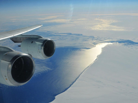 　この画像は、10月20日、DC-8の左舷から撮影した南極のパインアイランド湾。天気はいつもこのように良好とは限らなかった。南極の調査地域上空の悪天候によって、11月21日に予定されていた最後のデータ収集飛行は、それより前の数多くの飛行と同様、中止となった。アイスブリッジ調査チームの最後の科学ミッションは18日の飛行で、西南極のスウェイツ氷棚を低空から調査した。