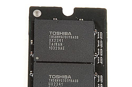 　この64Gバイトのフラッシュメモリストレージユニットでは、東芝製の16Gバイトフラッシュチップ「TH58NVG7D7FBASB」が4つ使われている。
