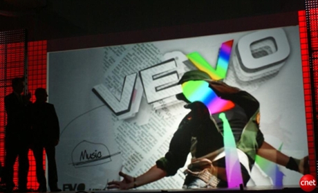 　VEVOのウェブ公開のタイミングに合わせて、スクリーンで大爆発の演出が行われた。Universal Music Group、Sony Music Group、EMIが支援するVEVOは、12月8日に公開された。