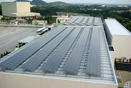 　工場の屋上に設置された太陽光発電システム。約5200枚の太陽光発電モジュールが取り付けられており、年間予想総発電量は1080メガワットアワーになるとしている。