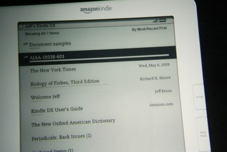 　Kindle DXでは、新聞、雑誌、本、パーソナルドキュメントなどを閲覧することができる。同機にはまた、New Oxford American Dictionaryの完全版が搭載されているため、分からない言葉が出てきたらその場で調べることができる。