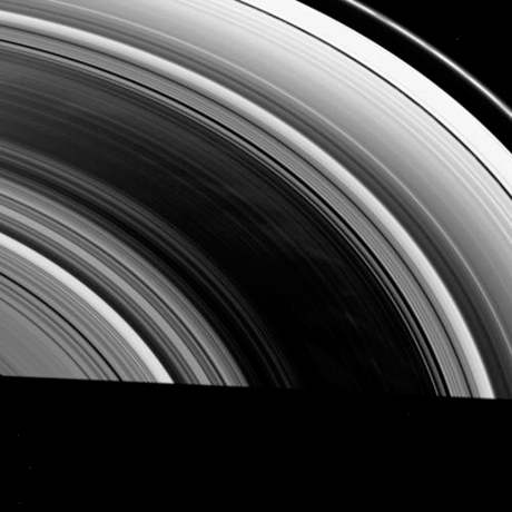 　太陽、土星、Cassiniの角度は122度。光が、細いぼんやりした白色の部分からCassiniのカメラの方の暗い部分に向かって放射状に分散している。画像下部の暗い部分は土星が投じる影だ。