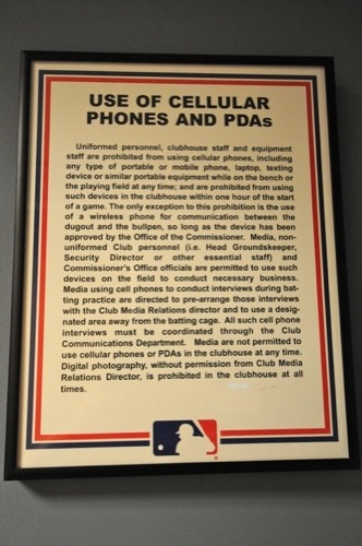　ビジターチーム用ロッカールームにあった掲示。プレーヤーやスタッフに対する試合中の携帯電話に使用に関する注意が書いてある。