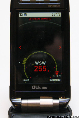 　GPS情報と方位／温度センサーを生かしたツール「G'zGEAR」を持つG'zOne CA002。このG'zGEARには、通常の電子コンパス（写真）のほか、現在地や任意の場所を登録し、対象物の方向やおおよその距離を表示できる「CUSTOMIZED COMPASS」、現在の高さと位置をGPS位置情報から測定する「EARTH LOCATOR」、温度センサーを使い現在の温度を測定する「HEAT GAUGE」など8つのツールを用意している。