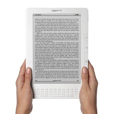 　Amazonは米国時間5月6日、待望の大画面の電子書籍リーダー「Amazon Kindle DX」を発表した。より大型化された9.7インチの自動回転スクリーンやPDFファイルのネイティブ対応、489ドルという価格以外は、その機能の多くがKindle 2と同様となっている。
