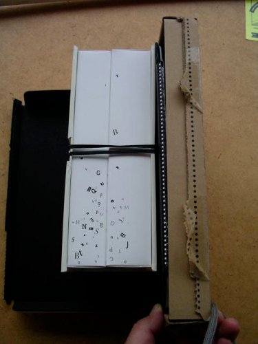 　初代Kindleの梱包箱（左）とKindle 2の梱包箱（右）。