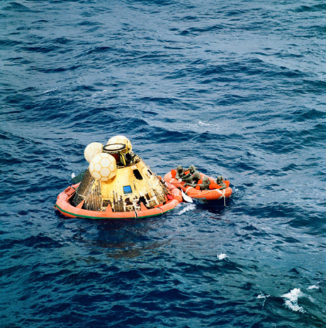 　ついに帰ってきた。3人の宇宙飛行士は、7月24日午後12時50分、ハワイの南西およそ800海里（約1482km）の太平洋上に着水した。この写真では、米海軍のダイバーとともに救命ゴムボートに乗っている。その後すぐ、「U.S.S. Hornet」を飛び立ったヘリコプターに収容された。