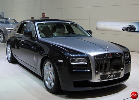 　Rolls-Royceは、2010年に小型ながら高級感のある自動車の最新モデルの製造を予定している。この「200EX」を見れば、その新モデルのデザインが想像できる。200EXは「Phantom」に比べかなり小型で、ほとんど従来のセダンに近い。