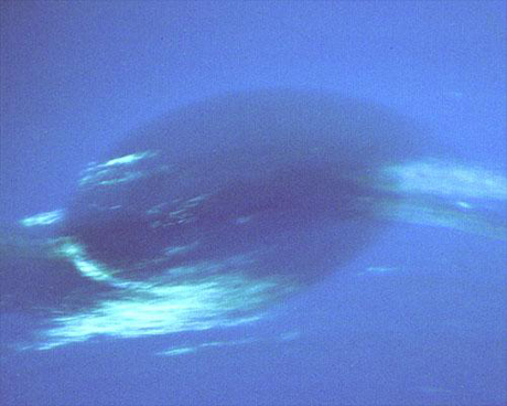 　この写真（1999年）は、海王星大黒斑の正面向きの画像で、Voyagerが狭角カメラでこれを撮影するのは最後となる。この画像は、海王星への最接近の45時間前に、280万kmの距離から撮影された。確認できる最小の構造は、50kmの規模である。

　この画像では、暗い部分と明るい青色の部分の境界に、ふわふわとした白い雲が見える。暗い境界線と、白い巻雲状の部分の両方からなる、この風車状（渦巻き状）の構造は、反時計回りに回転する暴風圏の存在を示唆している。白い雲の中の周期的な小規模のパターンは、おそらく波で、継続時間が短く、海王星が1回自転する間に消えてしまう。

　このカラー合成画像は、狭角カメラのクリアフィルタとグリーンフィルタからできたものだ。Voyagerミッションは、JPLが、NASAの宇宙科学応用局のために実施した。