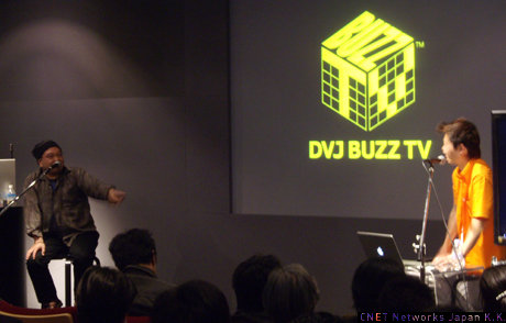 　「DVJ BUZZ TV」主催による、クリエイター向けイベント「DVJ BUZZ/SPOT vol.10　貫井勇志　Light & Magic　〜その映像美学のすべて〜」が4月8日、東京都銀座のアップルストア銀座にて開催された。映像作家の貫井勇志氏は、映画監督として作品を生み出す一方、プロカメラマンとしても活躍している。イベントでは、貫井氏の手がけた作品を見ながら、撮影手法や合成方法など制作過程が公開された。

　モデレータはDVJ BUZZ TV 編成局長の石川幸宏氏（旧DVJAPAN誌 編集長）。貫井氏と石川氏の対談形式でイベントは進められた。