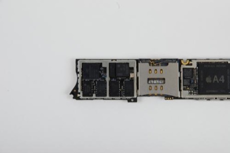 　iPhone 4のロジックボードの左側（2つの成型されたゴムのクッションの下）にいくつかチップがある。チップは次のように刻印されている。

Skyworks SKY77542
Skyworks SKY77541

TriQuint TQM666092 1019 CHIN AR4381
STMicroelectronics STM33DH 3軸加速度計
メーカー不明なデバイス338S0626