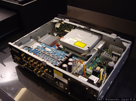 　ソニーのハイエンドBlu-ray Discプレーヤー「BDP-S5000ES」のカットモデル。同社のBlu-ray Discレコーダーなどにも採用されている、14bit相当の高階調映像を再現する高画質回路「CREAS（クリアス）」を内蔵する。