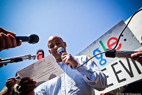 　今回のデモでは30万人以上の署名が寄せられた嘆願書がGoogleに手渡された。こちらはSave The InternetのJames Rucker氏。