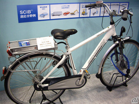 　東芝が手がけるハイパワー2次電池「SCiB」は衝撃に強く、急速充電性や長寿命という特徴を備えている。会場では製品ラインアップのほか、SCiBを搭載した電動アシスト自転車「Schwinn（シュウィン）」を参考展示していた。