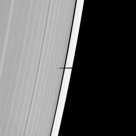 　土星の衛星パンドラ自体は見えないが、その影が土星のA環に入り込んでいるのが見える。パンドラは非常に小さく、直径が81kmしかない。