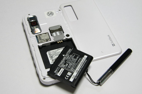 　背面のカバーを外すと、バッテリ、SIMカードスロットのほか、microSDメモリカードスロットがある。