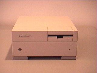 　「SPARCstation IPC」は実用で使うには遅過ぎるため「お蔵入り」になったマシンの1つだ。Interleafで働いていたときは、こうしたマシンばかり使っていた。Interleafは高い技術力を持つ本当に素晴らしい会社だったが、いかんせんマーケティング力に欠けていた。結局、マーケティング力は高いが技術力に欠ける、取り立てて言うほどでもないBroadVisionに買収された。