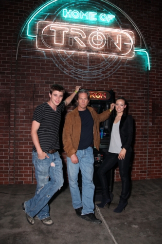 　「Tron Legacy」の出演者。左からGarrett Hedlund、Jeff Bridges、Olivia Wilde。