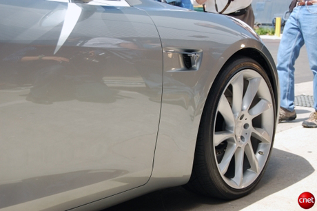 　Model Sのシャーシの大部分および車体はアルミニウムから出来ており、約1200ポンド（544kg）というバッテリーパック重量の相殺に寄与している。Model Sの総重量は4000ポンド（1800kg）強となる見込みである。