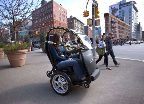 　この小型の乗り物は、遊園地から取り出してきたような印象を受けるかもしれない。しかし、この乗り物は、General Motors（GM）とSegwayという普段は手を組むことがありそうにない両社が手かげる試作機である。試作機の名前は「Project PUMA（Personal Urban Mobility and Accessibility）」。マンハッタンでのテスト走行を紹介する。
