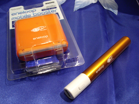 　ビームスとのコラボ製品「eneloop mobile booster」と「eneloop stick booster」。白を基調にデザインされているエネループ製品だが、ビームスのコンセプトカラーであるオレンジが採用されている。