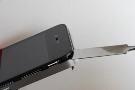 　ねじを取り外したら、フロントパネルアセンブリをiPhone 4の金属筐体から慎重に取り外し始める。フロントパネルは接着剤で固定されているが、それほど力を入れなくてもはがれるようになっている。
