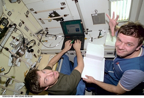 　国際宇宙ステーションのZvezdaサービスモジュールで、ノートPCにデータを入力するSergei Krikalev氏とYuri Gidzenko氏。