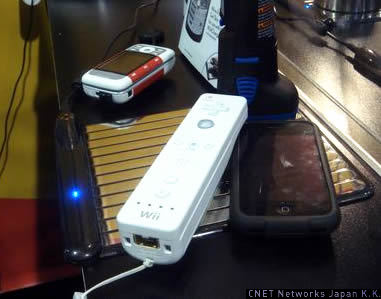 　WildChargeのPsyclone WildChargeは、（＋）と（−）の電極を持ったバーが張り付いたパネルの上に携帯電話やゲームコントローラ、ノートPCを置いておくと、自然に充電できるというガジェットだ。Wild Chargeはこの技術の特許を保有しており、メーカーにライセンス供与をして製品ラインを拡充する戦略だ。2009年中に、Wii用とiPhone用の製品が発売されるという。
