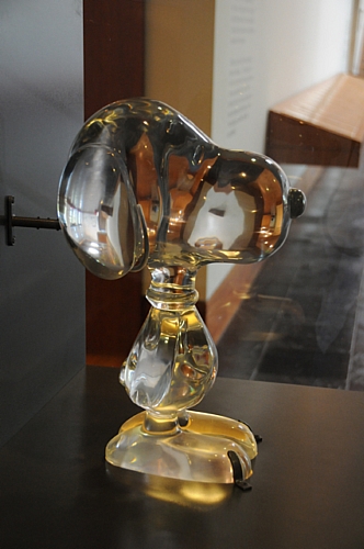 　バカラが2000年に水晶で作成したスヌーピー。