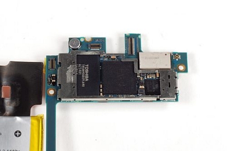 　中央の大きなチップは、Apple製の「A4」プロセッサで、これはiPhone 4や「iPad」にも使われている。左にあるのは、東芝製の大きなNANDフラッシュメモリモジュール（TH58NVG6D2FLA49）だ。ロジックボードの右上隅にある金属製プレートには、ワイヤレスチップが収められているのだろう。