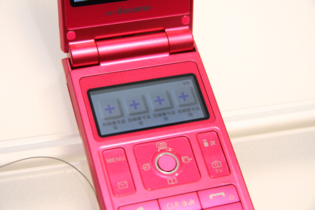 　キー上部にはタッチで操作できるサブディスプレイ「タッチボード」を搭載。頻繁に連絡を取る人を写真などで表示しておき、タッチ操作ですぐに電話やメールができるようになっている。カメラ起動時には、直前に撮影した写真などを表示する。