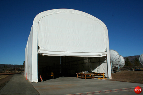 　現在では、アンテナはこの巨大なテントの中で組み立てられている。技術者2人1組で、1週間に2基のアンテナを組み立てることができるとForster氏は言う。現在この天文台では、アンテナ数を128基まで増設するための資金を待っている。