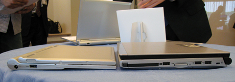 　VersaPro UltraLite タイプVS（左）とVersaPro UltraLite タイプVCの厚さ比較。

　VersaPro UltraLite タイプVSは最薄部15.8mm、VersaPro UltraLite タイプVCの最薄部25mmとなっており、およそ半分の薄さだ。