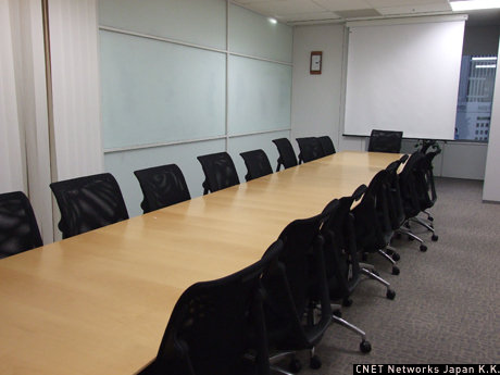 　会議室は社員専用の部屋も含めて合計17室。プロジェクター付きの会議室では、スクリーンにPCの画面を映して情報共有することで、紙資源の削減に努めているという。