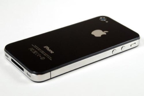 　購入したのは16GバイトのiPhone 4ブラックモデルだ。大きさは、高さ4.5インチ（約11.4cm）、幅2.31インチ（約5.87cm）、奥行き0.37インチ（約0.94cm）で、重さは4.8オンス（約136g）。