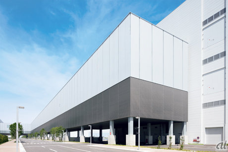 　グリーンフロント堺で採用されている「棟間搬送システム」。これは各工場を棟間搬送システムで連結することで、輸送に伴うCO2を削減できるというもの。各工場内で生産された製品はこのシステムを通して搬送される。