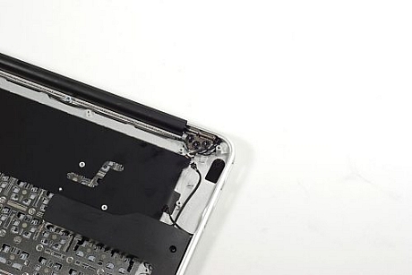 　MacBook Airのディスプレイとふたは、2つのヒンジでケースとつながっている。それぞれのヒンジは、T9トルクスねじを3本使っている。11インチMacBook Airよりも1本多い。