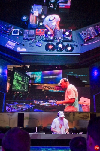 Activisionブースは、DJがステージに立ちパフォーマンスをしていたため、騒々しく華やかだった。最新ゲーム「DJ Hero」が紹介されていた。