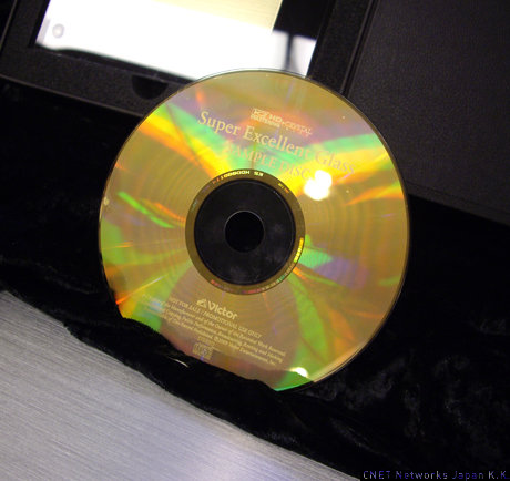 　ビクターエンタテインメントのガラス製CD「K2HD MASTERING＋CRYSTAL」も出品されていた。