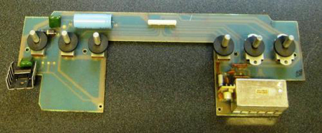 　スイッチを支える回路基板には注目すべき特徴はほとんどない。右隅の銀色のボックスの中には、標準的なビデオとオーディオRF信号を発生させる回路が収められている。