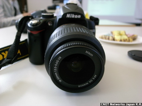 　ニコンのデジタル一眼レフカメラ「D5000」が5月1日に発売された。エントリー向けモデルの「D60」とプロシューマー向けモデルの「D90」との間に位置するモデルだ。有効画素数1230万画素のニコンDXフォーマットCMOSセンサを採用している。写真に加え、動画撮影もできる「Dムービー」を搭載した。

　写真は、レンズキットに付属する「AF-S DX NIKKOR 18-55mm F3.5-5.6G VR」を装着したD5000。