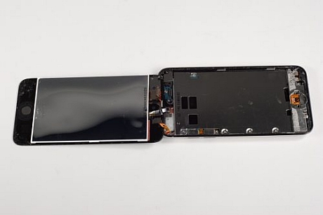 　第4世代iPod touchのディスプレイは、フロントガラスパネルに融着されている。ディスプレイを傷つけた場合、パネル全体の交換が必要になる可能性が高い。残念ながら、フロントパネルのリボンケーブルのうちの何本かは、ロジックボードの底面につながっている。