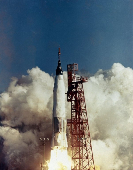 　これはICBMではないが、そうなっていたかもしれない。Atlasは1960年代を通じて、平和的なミッションにも利用された。例えばこの写真は、1962年2月、マーキュリー計画の宇宙飛行士John Glenn氏を軌道まで運ぶ宇宙船「Friendship 7」の打ち上げの様子だ。

　SM 65 Atlas DはICBMとして、1959年から1965年まで実戦配備された。ICBMの構成では、全高は85フィート（約26m）をわずかに超え、発射時の最大重量は26万ポンド（約12万kg）、核弾頭1個を搭載していた（「Mercury」ロケットとしては、最上部の脱出用ロケットブームを含め、全長は100フィート（約30m）を超える）。射程距離は6300マイル（約1万km）以上、最高速度は時速約1万6000マイル（約2万6000km）だった。