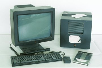 　1990年、Berners-Lee氏が初のWorld Wide Webサーバ、マルチメディアブラウザ、ウェブエディタの開発および稼働に使ったハードウェア。
