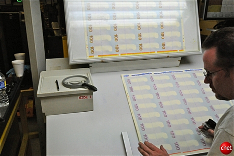 　製造プロセスの第1段階は「オフセット」と呼ばれるもので、紙幣の背景色を印刷する工程だ。

　この写真は、オフセット工程で、作業者が印刷機から出てきたばかりの数枚のシートを検査して、問題がないかどうかを確認しているところ。