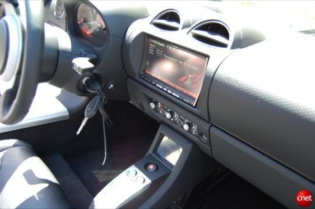 　Roadsterの運転席も、新しいオーディオシステムという形でいくつかのアップデートがある。