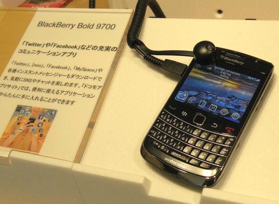 Research In Motion（RIM）製の「BlackBerry Bold 9700」。QWERTYキーとトラックパッドを搭載し、背面にはレザータッチ素材を採用している。