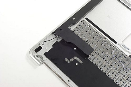 　MacBook Airの内蔵マイクは左側のスピーカーのすぐ上にある。スピーカーは接着剤でケースに固定されているので、そのままにしておくことにする。