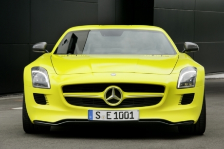 　今回公開された画像のSLS AMG E-Cellは、車体が蛍光の黄緑色をしている。
