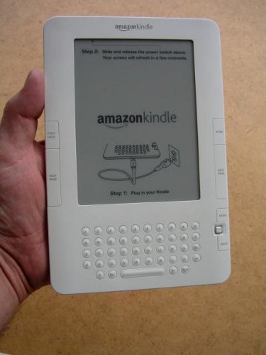 　Kindle 2は持ちやすく軽量化されているため、より長時間持ち運ぶことができる。